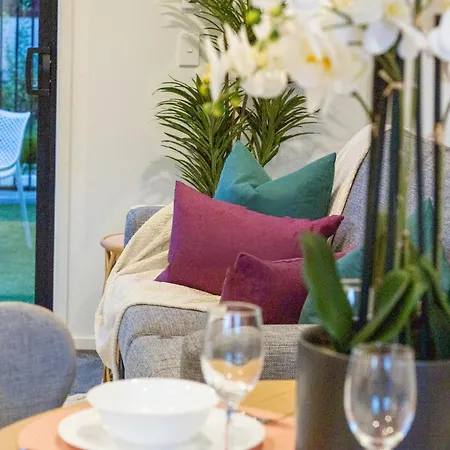 Urban Elegance - 2 Bed, 2 Bath In The Cbd Apartment